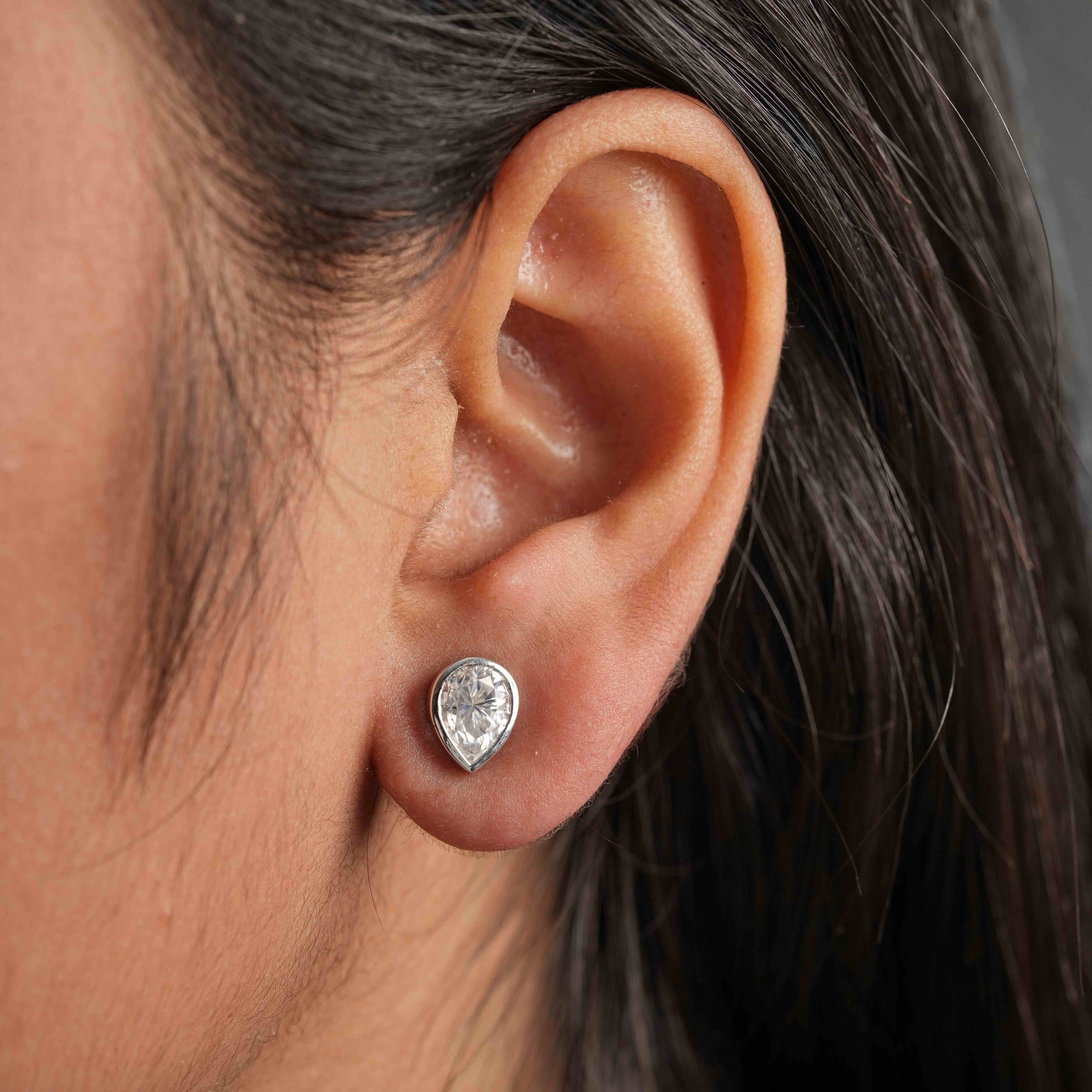 Pear Shaped Bezel Setting Earring ( 1 Pair )