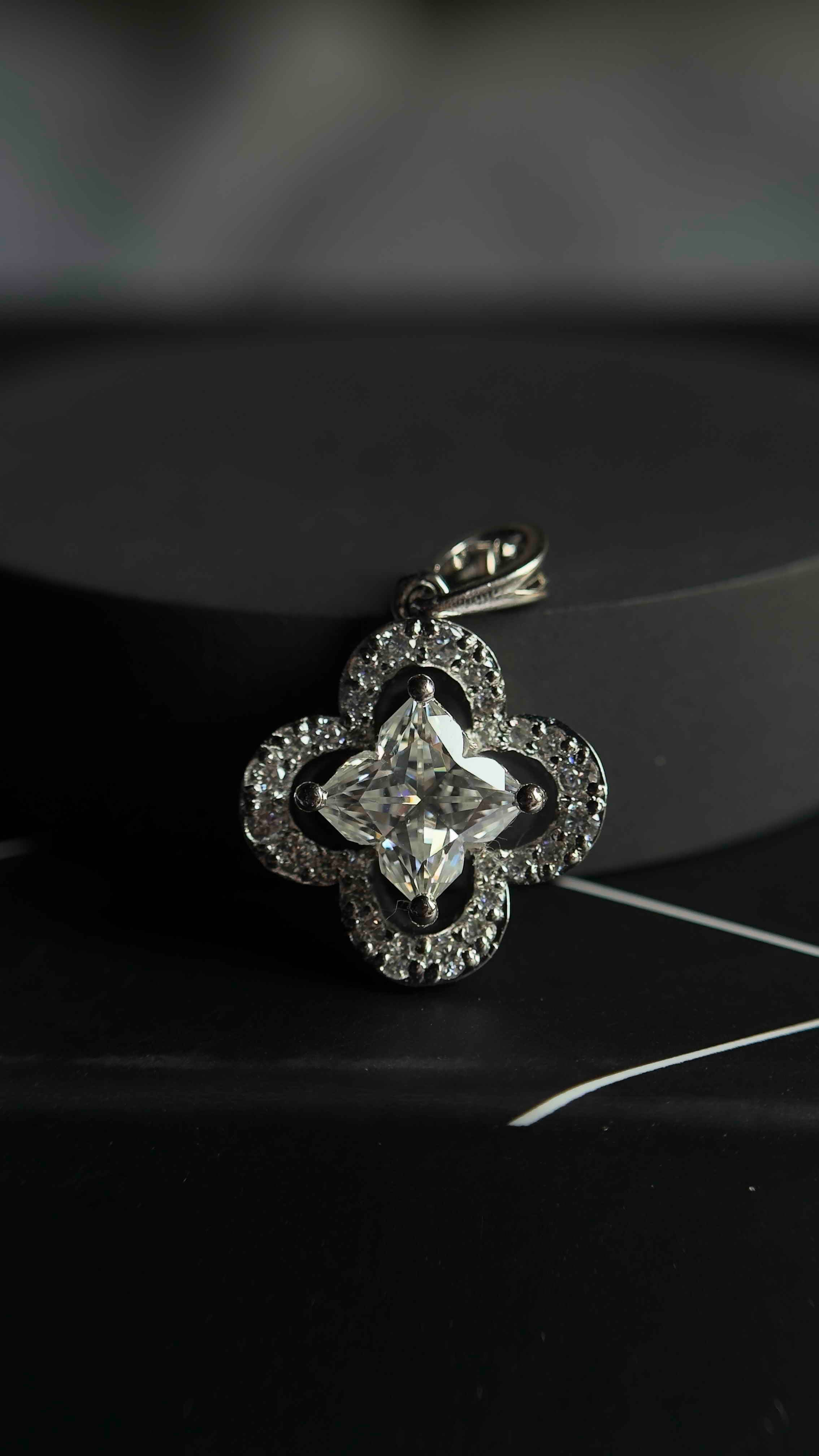 Lili Cut Flower Pendant