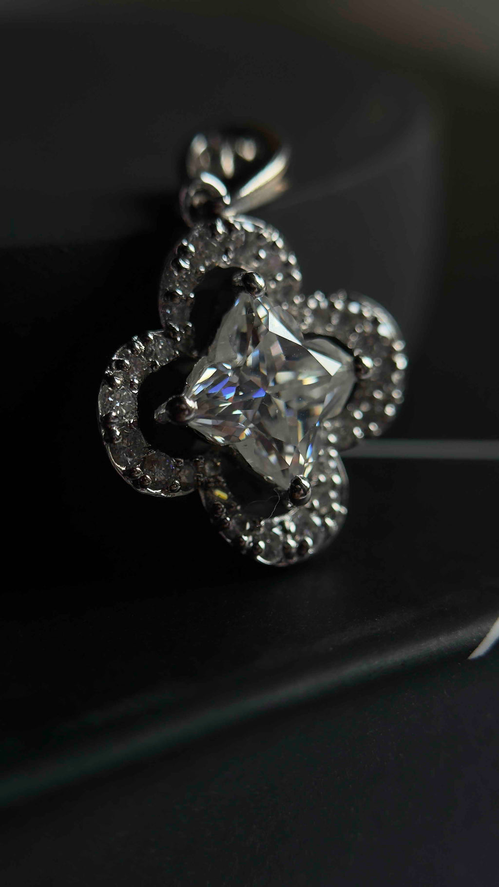 Lili Cut Flower Pendant