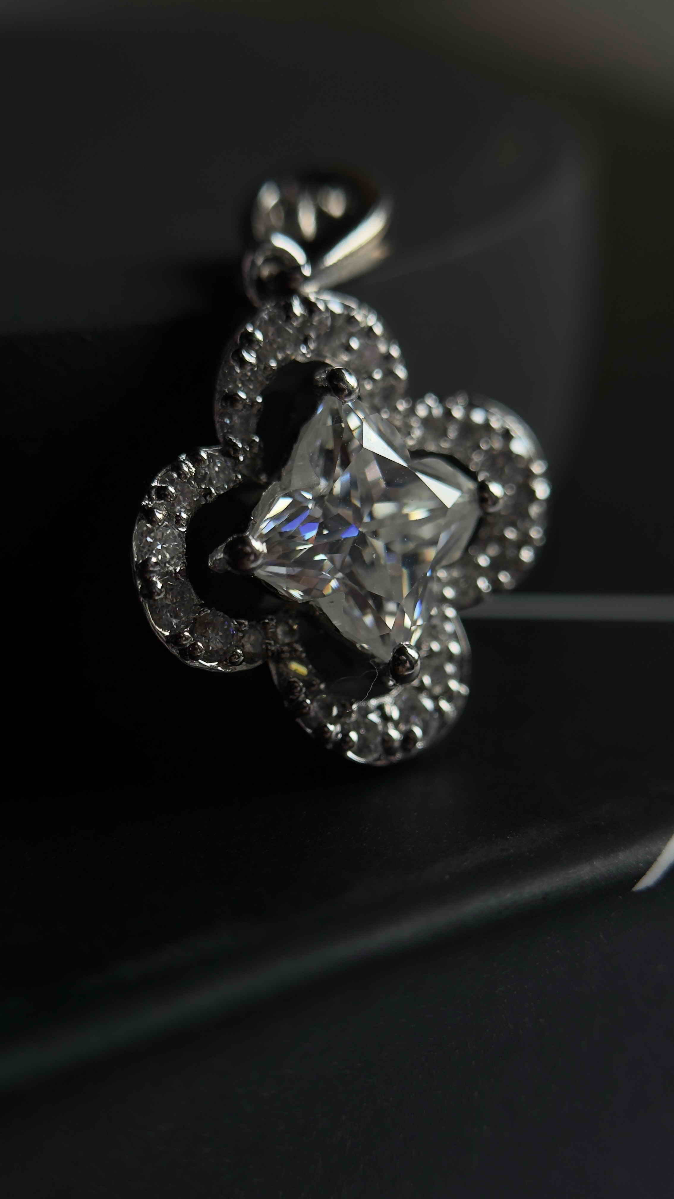 Lili Cut Flower Pendant