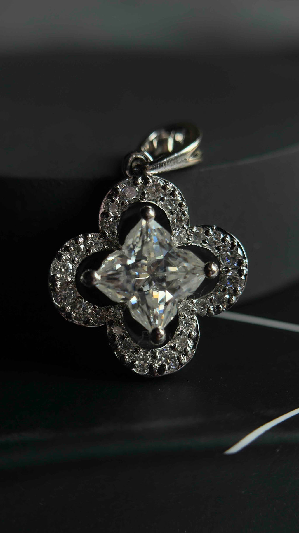 Lili Cut Flower Pendant