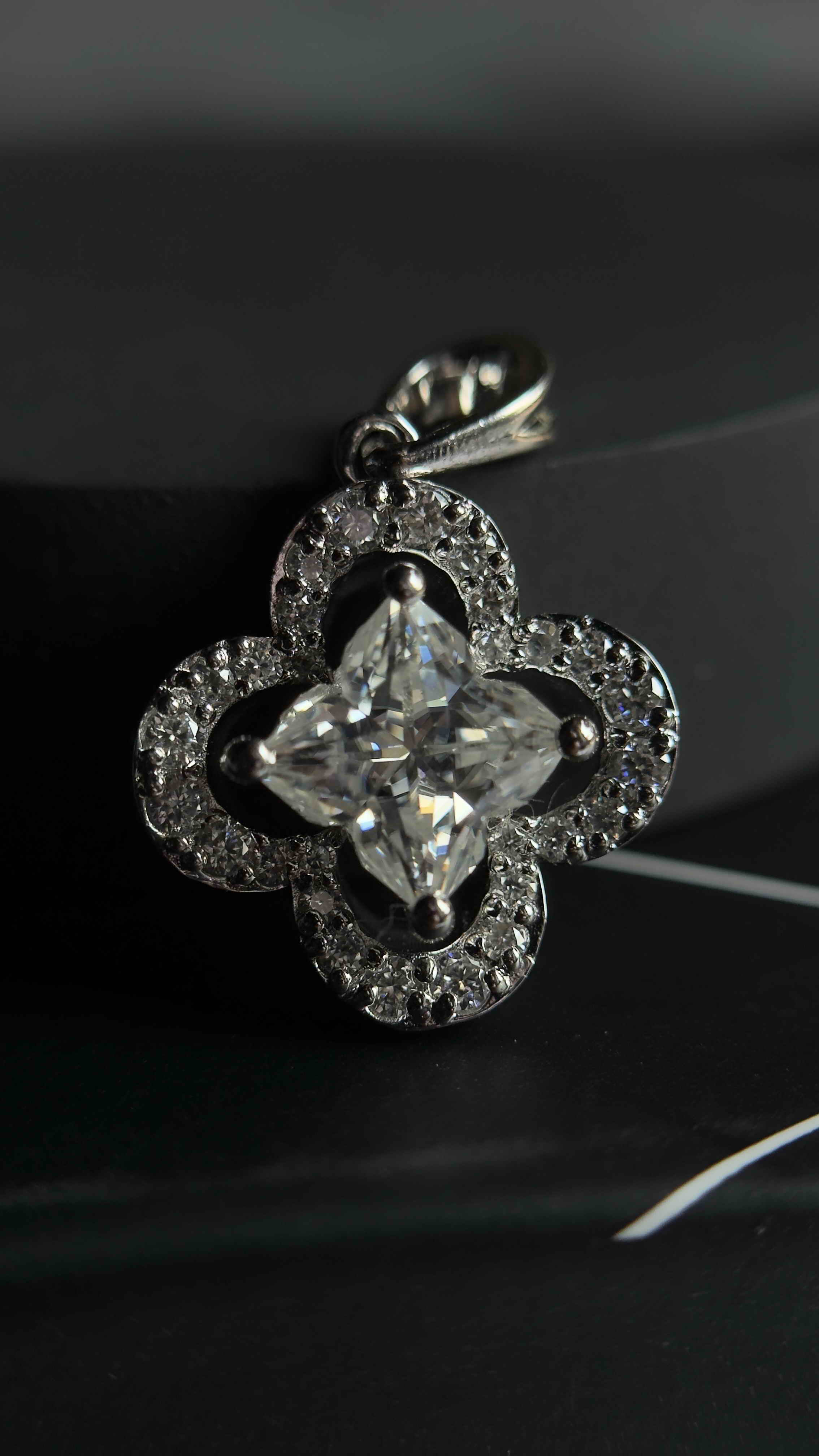 Lili Cut Flower Pendant